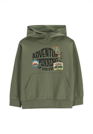 Dziecięca bluza z kapturem w kolorze oliwkowej zieleni z naszywkami i napisami o tematyce przygodowego wędkowania, kieszenią kangurkową oraz ściągaczami przy rękawach i u dołu.