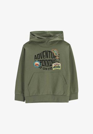Dziecięca bluza z kapturem w kolorze oliwkowej zieleni z naszywkami i napisami o tematyce przygodowego wędkowania, kieszenią kangurkową oraz ściągaczami przy rękawach i u dołu.