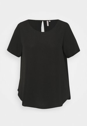 Blusa negra de manga corta con escote redondo, cierre trasero con abertura en forma de gota y dobladillo ligeramente curvado sobre fondo blanco.