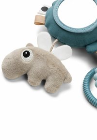 Jucărie moale din pluș cu corp bej și aripi texturate de culoare deschisă, atașată de o oglindă circulară din material albastru cu un tag de tragere.