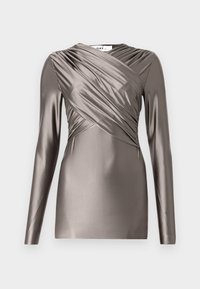 Dlhý rukáv top z metalicky taupe látky, predstavený s drapovaným predným dizajnom a textúrovanými detailmi na rukávoch. Hladký, priliehavý strih.