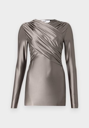 Długi rękaw top w metalicznej tkaninie w kolorze taupe, z drapowanym przodem i teksturowanym wykończeniem rękawów. Gładka, dopasowana sylwetka.