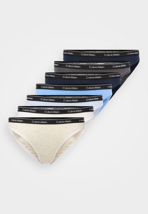 Nyolc darabos Calvin Klein bikini alsó csomag különböző egyszínű változatokban. Minden darabon fekete derékrész látható, logó részletekkel. Puha, rugalmas anyagból.