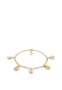 Pulsera de tobillo de cadena dorada con cinco conchas de cowrie de color crema, cada una con una franja naranja. El diseño incluye un cierre para un ajuste ajustable.