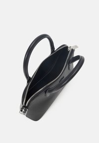 Czarna torba o fakturowanej powierzchni, z dwoma zaokrąglonymi uchwytami, zamkiem błyskawicznym oraz przestronnym wnętrzem z dwoma przegródkami. Srebrne ozdoby metalowe.