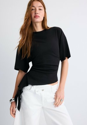 Stradivarius, ASYMMETRIC SHORT SLEEVE T-SHIRT - T-Shirt print - black