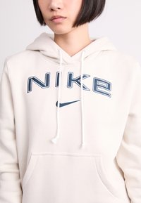 Nike Sportswear LOGO - Ikdienas džemperis - light orewood brown/white/armory navy