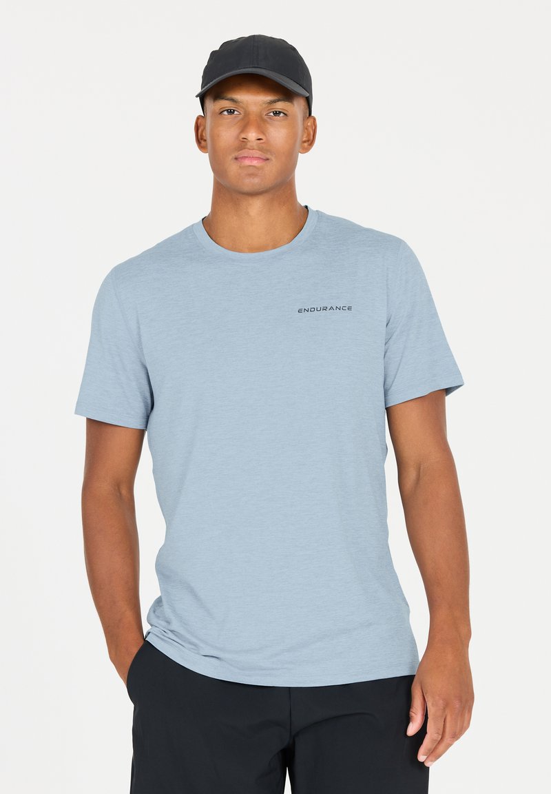Ljusblå kortärmad t-shirt i mjukt tyg, med rund halsringning och en svart "ENDURANCE"-logotyp på vänster bröst.