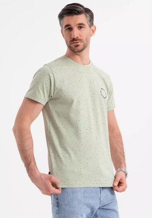 Lichtgroene katoenen t-shirt met zwarte spikkels, korte mouwen en een ronde hals. Heeft een klein rond logo op de borst.