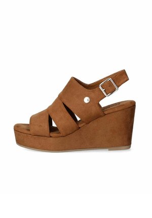 Sandali con tacco a zeppa in suede marrone, con fascette incrociate, una fibbia regolabile e un tacco a zeppa di 10 cm. Superficie testurizzata con una pianta piatta.