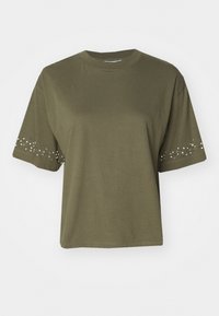 Olijfgroen t-shirt met korte mouwen van katoen met een losse pasvorm, versierd met strasssteentjes op de mouwen voor extra detail.