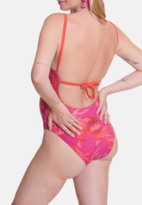Einteiliger Badeanzug in leuchtendem Pink mit Blumen- und Krebsdruck, ausgestattet mit dünnen Trägern und einem gebundenen Rückenverschluss für eine verstellbare Passform.