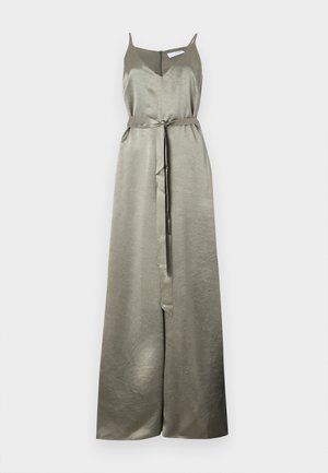 Olive zöld selyemruha vékony pántokkal, mély V-nyakkivágással és derékmegkötővel. Az anyag sima textúrájú és folyó sziluettet formál.