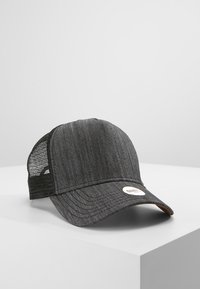 Cappello grigio con un corpo in tessuto testurizzato, pannelli in rete e visiera curva. Presenta una toppa-logo circolare sulla parte anteriore.