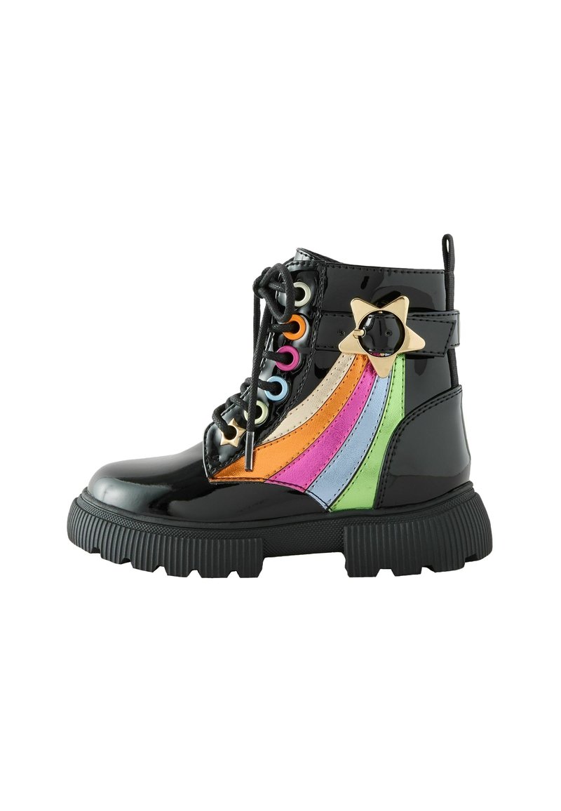 Botte enfant en cuir verni noir avec des rayures arc-en-ciel colorées, une boucle dorée en forme d’étoile et des œillets multicolores sur une semelle épaisse.