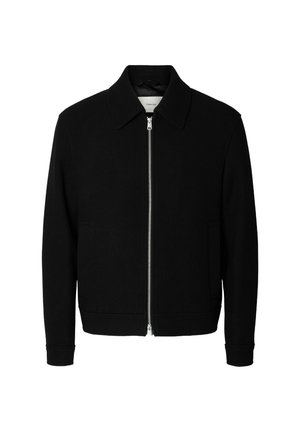 Chaqueta negra con cremallera y cuello tipo camisa, con bolsillos laterales y puños acanalados. Fabricada con un material suave y con un diseño limpio y minimalista.
