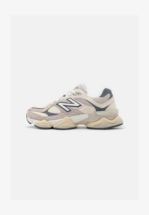 Sneakers di colore rosa chiaro e beige con materiali in rete e suede. Presentano un logo bianco, sovrapposizioni testurizzate e una suola imbottita. Forma arrotondata.