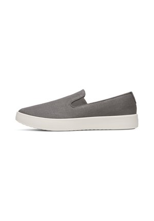 Grauer Slip-On Leinenschuh mit weißer Gummisohle, elastischen Seiteneinsätzen und niedrigem Profil, seitlich auf weißem Hintergrund dargestellt.