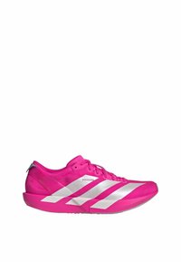 Rosa atletiske sko med et strømlinjeformet design, som har hvite striper, en teksturert overflate og en lett såle for ytelse.