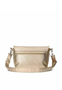 Borsa a spalla metallica dorata con una finitura testurizzata, tasca frontale con zip e tracolla regolabile. Design elegante con forma rettangolare.