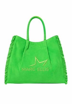 Borsa tote in camoscio verde brillante con lati frangiati, doppi manici e logo dorato "Marc Ellis" con emblema a stella sul davanti.