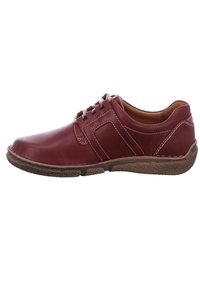 Zapato de cuero burdeos con acabado liso, puntera redonda, costuras en contraste y suela de goma. Presenta un diseño de cordones y acentos laterales.