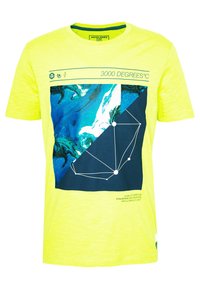 Světlý žlutý krátký rukáv tričko s modrou a tmavě modrou grafikou, která obsahuje geometrické linie a text, vyrobené z jemné tkaniny.