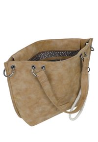 Tote-Bag aus beige Wildleder mit silbernem Zubehör, strukturierte Oberfläche; Innenraum mit braunem Futter und rosa Punktmuster. Mit zwei Tragegriffen.