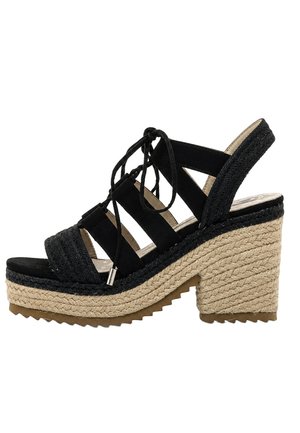Sandalia cuña negra con puntera abierta, plataforma y tacón de yute trenzado, tiras ajustables con cordones y diseño de talón abierto.