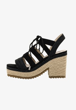 Sandalia cuña negra con puntera abierta, plataforma y tacón de yute trenzado, tiras ajustables con cordones y diseño de talón abierto.