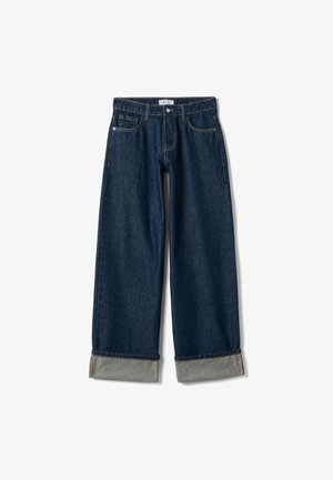 Dunkelblaue, weit geschnittene Jeans aus Denim mit umgeschlagenen Bündchen und Fünf-Taschen-Design; mit Kontrastnähten und einem regulären Bund.