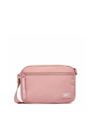 Piccola borsa a tracolla rettangolare rosa Reebok con tasca frontale con zip, tracolla regolabile e patch con logo nell'angolo in basso a destra.