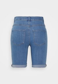 Pantalones cortos de mezclilla, azules, con dobladillos enrollados. Presenta dos bolsillos traseros y una cintura de altura media. Textura suave, diseño clásico de cinco bolsillos.