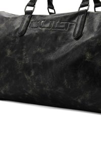 Borsa a duffel nera realizzata in ecopelle testurizzata, con manici doppi e logo impresso sulla parte anteriore. Finitura liscia con lievi segni di usura.