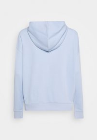 Sudadera con capucha de color azul claro, con una textura suave, mangas largas y puños y dobladillo de canalé. Diseño sencillo, sin patrones ni acentos visibles.