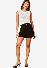 REGULAR FIT - BELTED WITH A TOUCH  - Rövidnadrágok - black