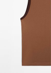 Brown sleeveless top with a ribbed texture, featuring a contrasting dark brown neckline. Straight hemline, seamless design.