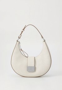 Kremfarvet halvmåneformet håndtaske med kornet struktur, justerbar brun rem, frontklap med sølvfarvet rektangulært spænde og detaljeret lynlås.