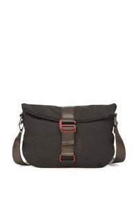 Bolso tipo mensajero de color marrón oscuro hecho de tela duradera. Cuenta con una solapa frontal, una correa de tela y herrajes en rojo como acento, con un cierre seguro.