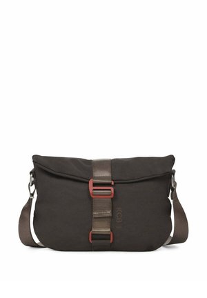 Bolso tipo mensajero de color marrón oscuro hecho de tela duradera. Cuenta con una solapa frontal, una correa de tela y herrajes en rojo como acento, con un cierre seguro.