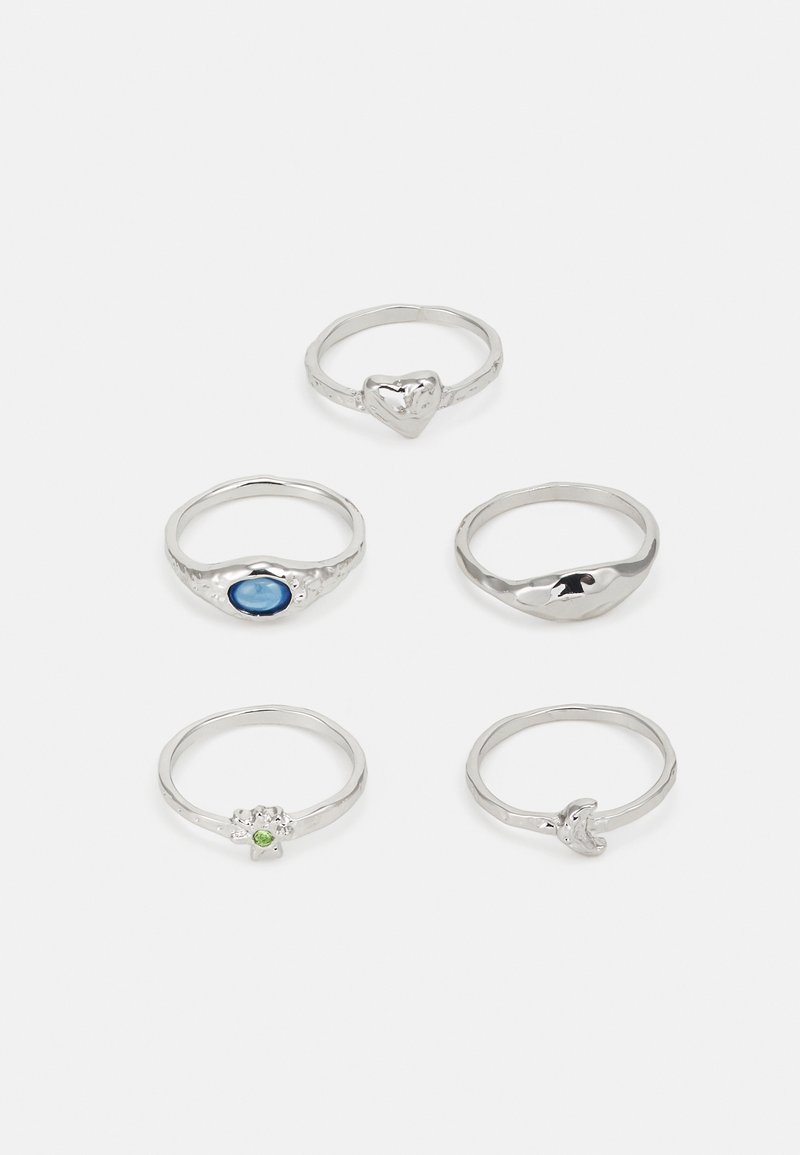 Conjunto de seis anillos de plata, que presentan una forma de corazón, una piedra azul, un acento en forma de flor verde y varios diseños lisos y texturizados.