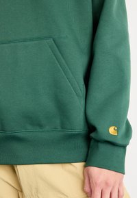 Carhartt WIP HOODED CHASE - Sweatshirt - sycamore tree/gold