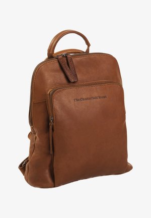 Hnědý kožený batoh s přední kapsou na zip a horním madlem, s vyraženým logem „The Chesterfield Brand“ na přední kapse.