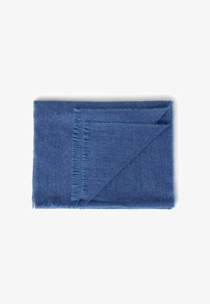 Niebieski prostokątny szalik wykonany z miękkiego materiału z postrzępionym brzegiem. Złożony z mniejszym trójkątnym fragmentem na górze, prezentujący gładką teksturę.