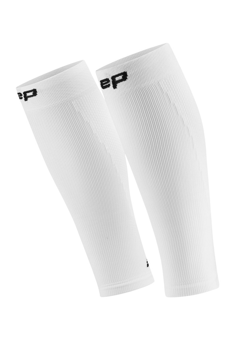 Weiße Kompressionsärmel, gerippte Textur, nahtloses Design, mit einem schwarzen Logo oben. Geeignet für Sport- oder Regenerationsnutzung.