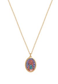 Goldkette mit ovalem Anhänger, der eine Hundeadaption auf lila Hintergrund zeigt, umgeben von floralen Akzenten.