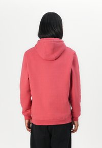 Kapuzen sweatshirt in een koraalkleur, gemaakt van zacht stof, met een comfortabele pasvorm en ribgebreide manchetten en zoom, en een kangoeroezak.