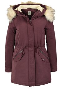 Parka bordeaux avec capuche bordée de fourrure, taille à cordon de serrage et deux poches avant zippées. Texture douce avec une doublure confortable.