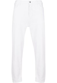 Pantalones vaqueros blancos con un diseño tradicional de cinco bolsillos, cremallera y cierre de botón metálico. Textura suave sin patrones.
