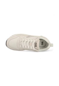 Witte sneaker van canvas en suede met vetersluiting, voorzien van een lichtgrijze zool en "HUB" branding aan de zijkant en op de tong.